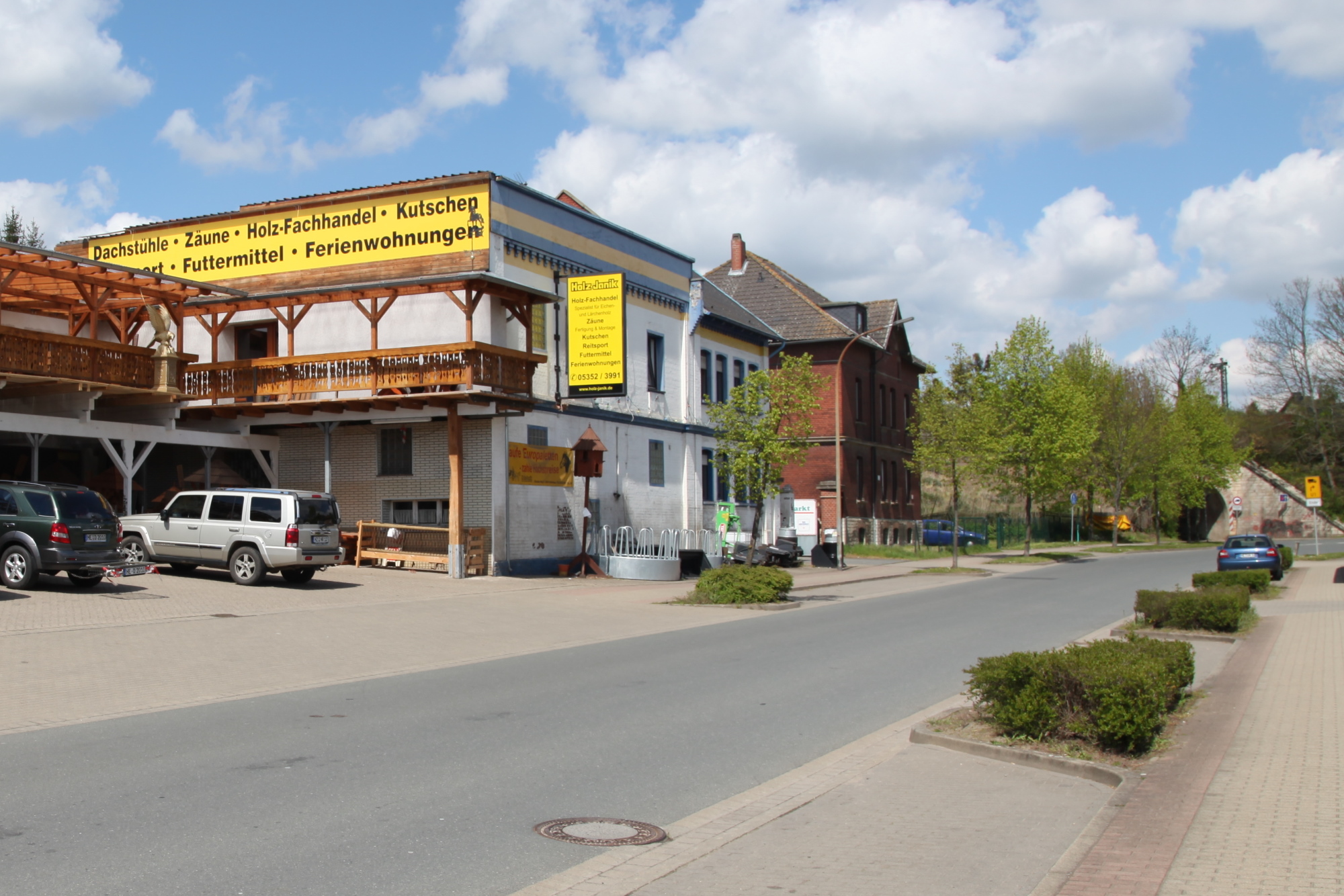 Heute werden die Stallungen von einem Baumarkt genutzt.